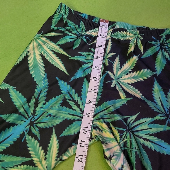 Blaze It! Leggings in Medium - Picture 3 of 5